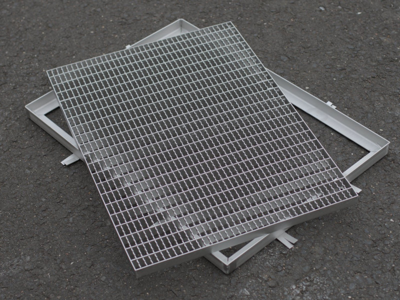 Edelstahlrost 500x800 30/10 25/2 mit Rahmen