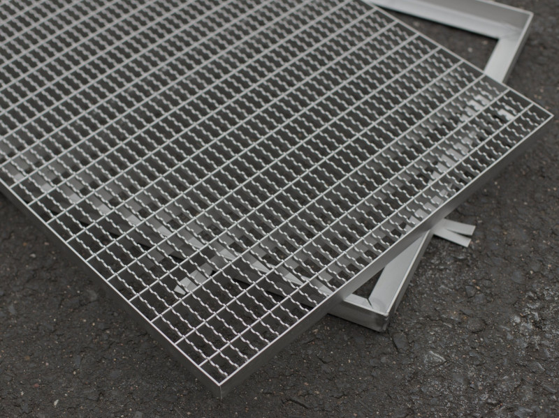 Edelstahlrost 500x800 30/10 25/2 mit Rahmen